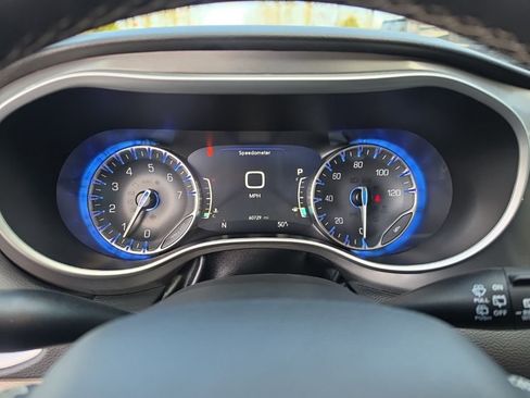 Used 2024 Chrysler Pacifica Touring-L FWD image 11
