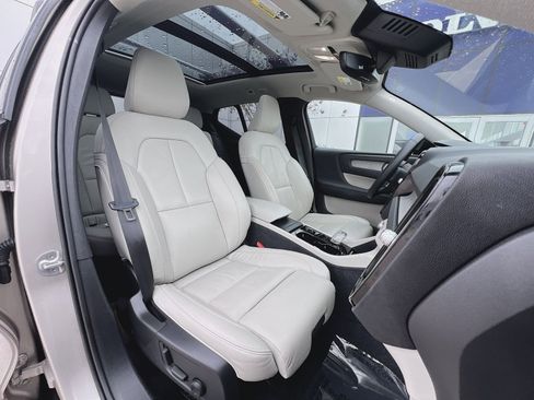 Used 2023 Volvo XC40 B5 Plus image 27