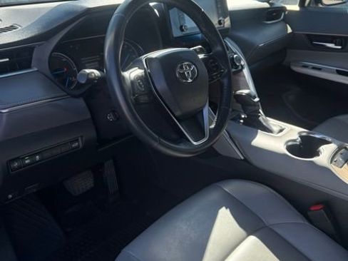 Used 2022 Toyota Venza XLE image 14