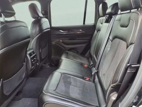 Used 2023 Jeep Grand Cherokee Altitude RWD image 13