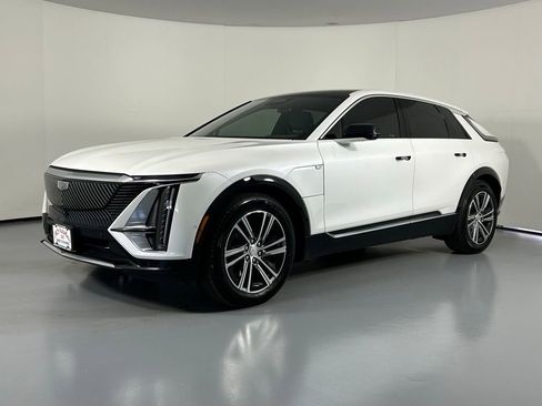 Used 2024 Cadillac Lyriq Luxury w/ LPO, Floor Liner Package AWD/4WD image 3