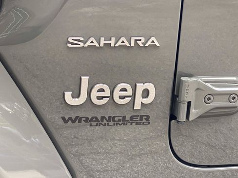 Used 2022 Jeep Wrangler Unlimited Sahara w/ Cold Weather Group AWD/4WD image 12