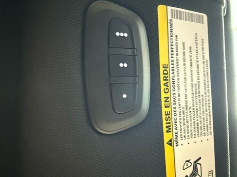 Used 2025 Chrysler Pacifica Limited image 34