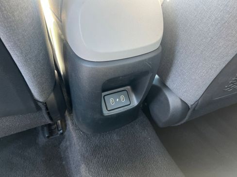 Used 2025 Hyundai Elantra Limited image 24