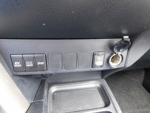 Used 2018 Toyota RAV4 LE Plus image 16