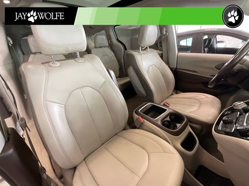 Used 2018 Chrysler Pacifica Touring-L Plus w/ Advanced Safetytec Group FWD image 19