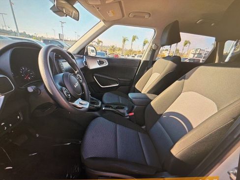 Certified 2022 Kia Soul LX w/ Technology Package image 5