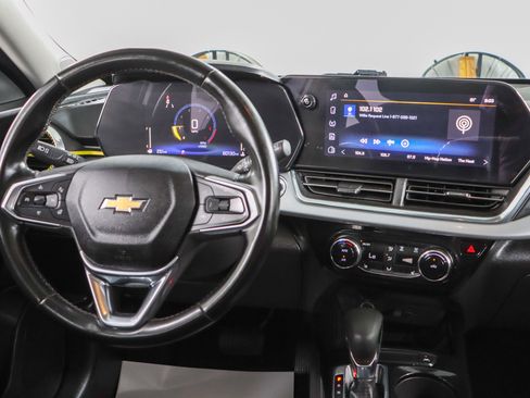 Used 2024 Chevrolet Trax LT w/ Sunroof Package FWD image 16