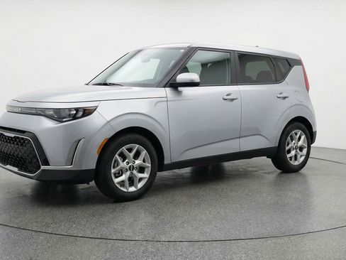 Used 2025 Kia Soul LX w/ LX Technology Package FWD image 3