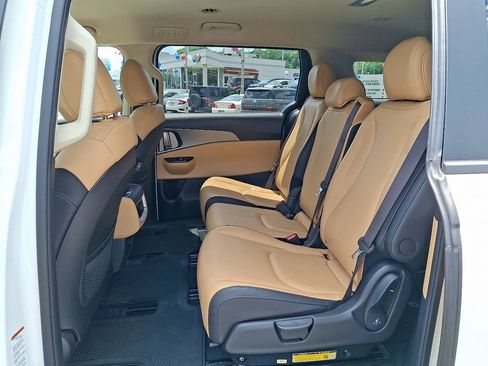 Used 2024 Kia Carnival LX FWD image 11