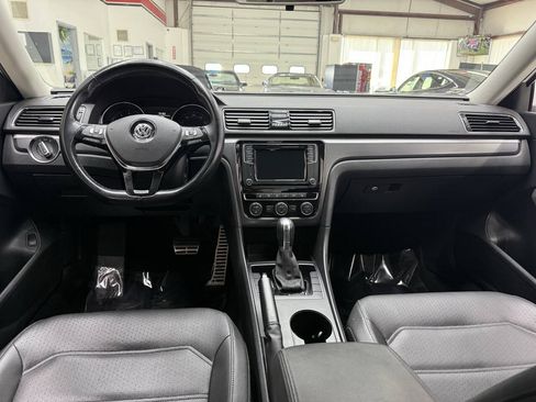 Used 2018 Volkswagen Passat 2.0T R-Line w/ R-Line Lighting Package FWD image 20