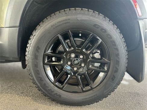 Used 2023 Land Rover Defender 110 SE image 10