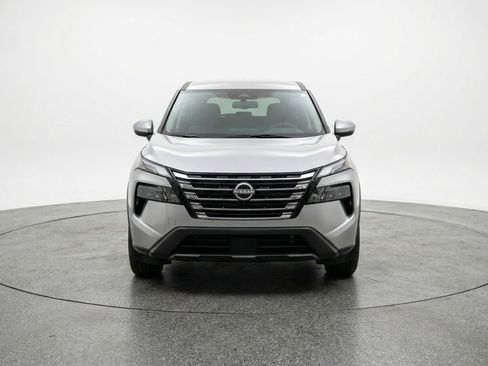 Used 2025 Nissan Rogue SV image 2