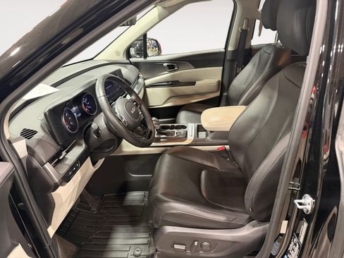 Used 2023 Kia Carnival LX image 10