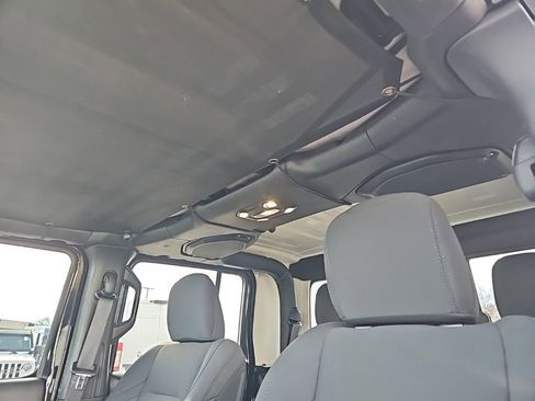 Used 2023 Jeep Gladiator Sport image 17