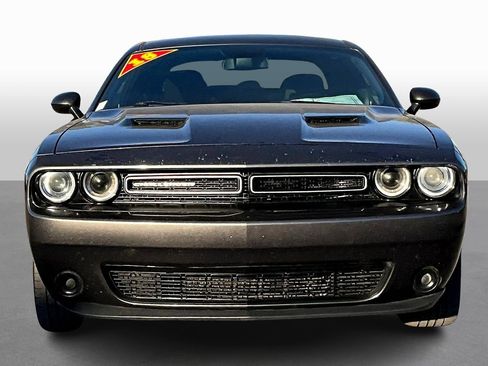 Used 2018 Dodge Challenger SXT image 3