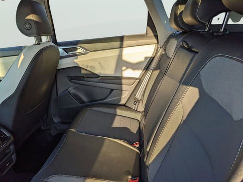 Certified 2025 Volkswagen Taos SE image 14