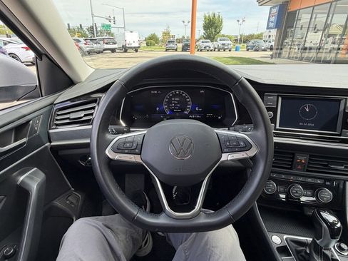 Used 2024 Volkswagen Jetta SE FWD image 13