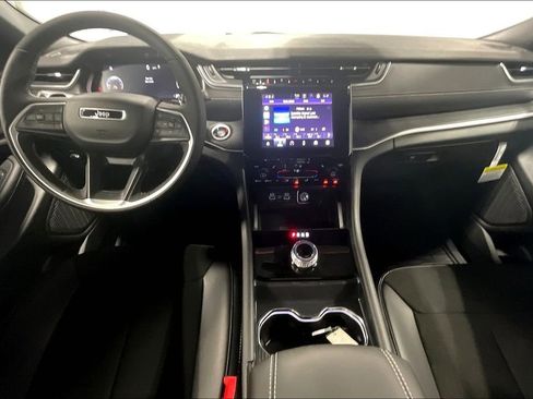 New 2025 Jeep Grand Cherokee Altitude image 9