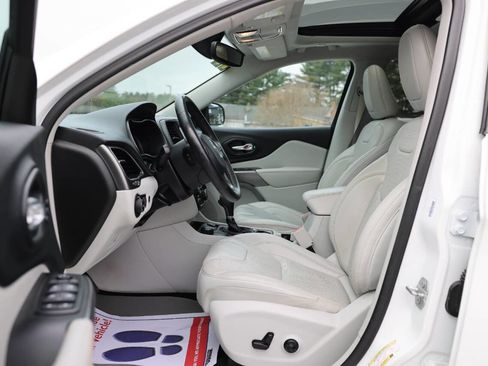 Used 2019 Jeep Cherokee Limited image 18