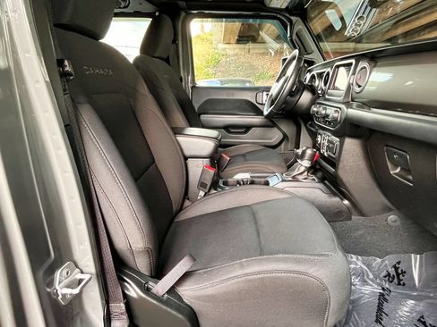 Used 2018 Jeep Wrangler Unlimited Sahara AWD/4WD image 21