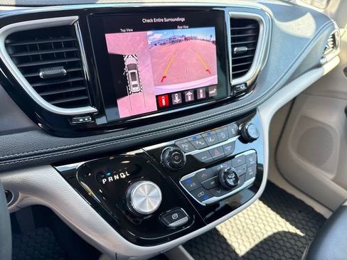 Used 2023 Chrysler Pacifica Touring-L AWD/4WD image 21