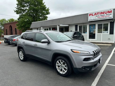 Used 2017 Jeep Cherokee Latitude FWD image 1
