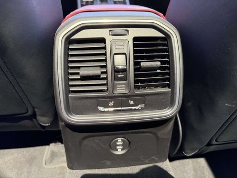 Certified 2024 Porsche Macan AWD/4WD image 18