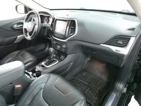 Used 2017 Jeep Cherokee Overland AWD/4WD image 34