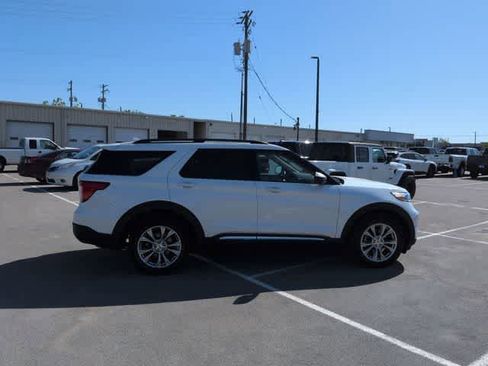 Used 2023 Ford Explorer XLT w/ Equipment Group 202A AWD/4WD image 9