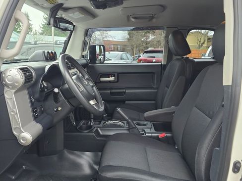 Used 2014 Toyota FJ Cruiser 4WD w/ Convenience Package image 24