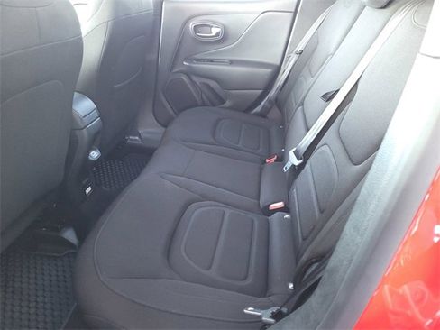 Certified 2022 Jeep Renegade Latitude w/ Convenience Group image 18