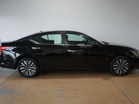 Used 2024 Nissan Altima 2.5 SV image 5