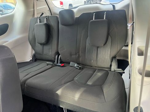 Used 2017 Chrysler Pacifica Touring image 31