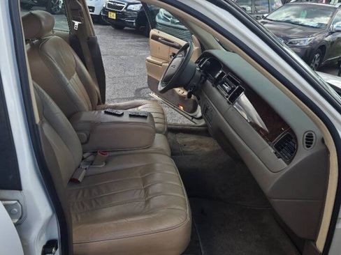 Used 1998 Lincoln Town Car Executive RWD image 15