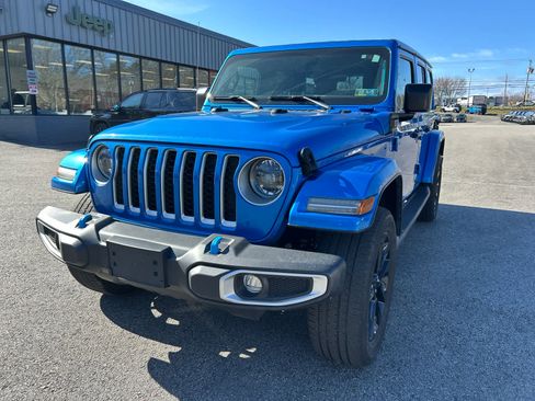 Used 2023 Jeep Wrangler Sahara w/ Cold Weather Group image 9