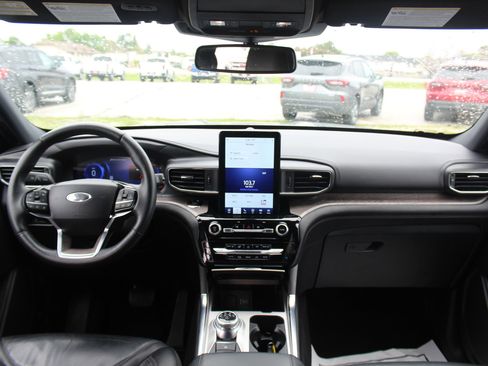 Used 2023 Ford Explorer Platinum w/ Premium Technology Package image 18