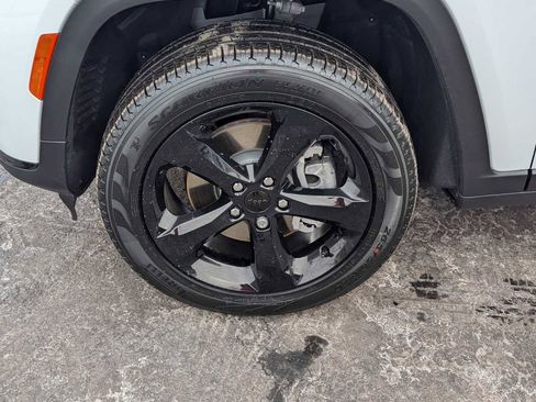New 2025 Jeep Grand Cherokee L Limited w/ Black Appearance Package AWD/4WD image 30