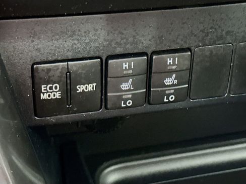 Used 2016 Toyota RAV4 SE w/ Advanced Technology Package image 20