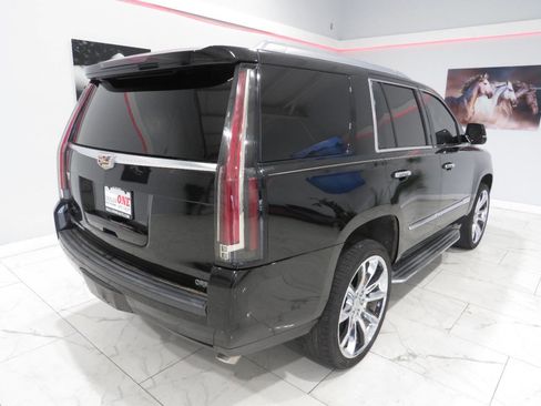 Used 2016 Cadillac Escalade Luxury RWD image 3