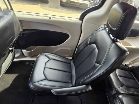 Used 2024 Chrysler Pacifica Touring-L image 23