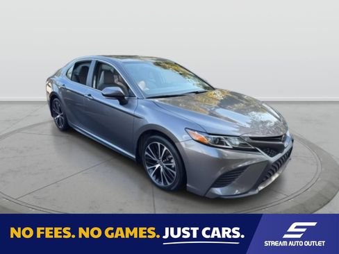 Used 2020 Toyota Camry SE w/ Cold Weather Package AWD/4WD image 1