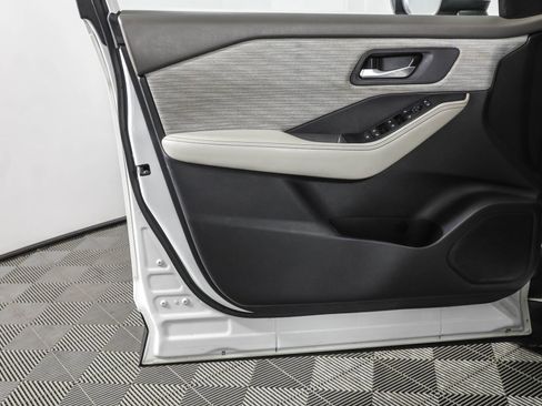 Used 2023 Nissan Rogue SV image 33