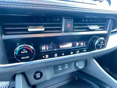 Used 2024 Nissan Rogue SV image 19