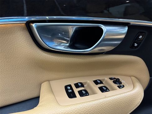 Used 2017 Volvo XC90 T6 Momentum w/ Vision Package image 12