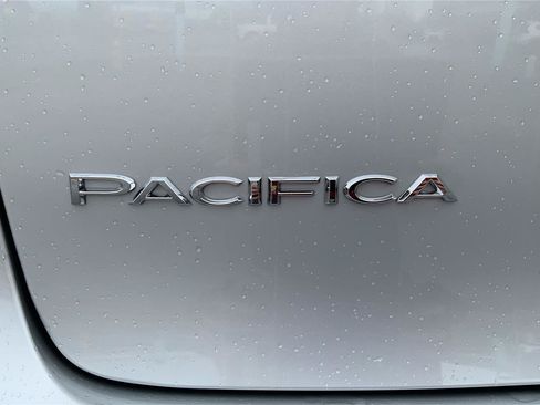 Used 2024 Chrysler Pacifica Touring-L FWD image 24