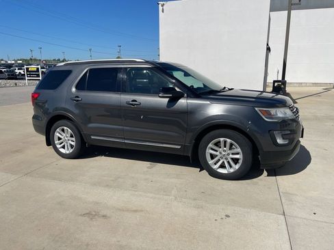 Used 2016 Ford Explorer XLT w/ Equipment Group 202A FWD image 4