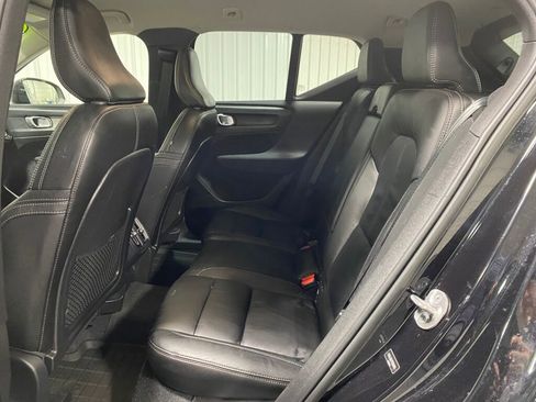 Used 2023 Volvo XC40 B5 Core image 10
