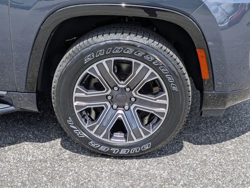Certified 2024 Jeep Wagoneer Series II AWD/4WD image 10