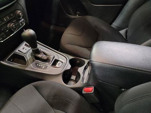 Used 2019 Jeep Cherokee Latitude w/ Popular Appearance Group FWD image 26